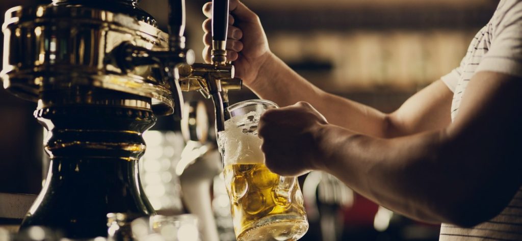 Προπονητής υποσχέθηκε δωρεάν μπύρα για όποιον βρεθεί στο γήπεδο – Το… «πλήρωσε» ακριβά