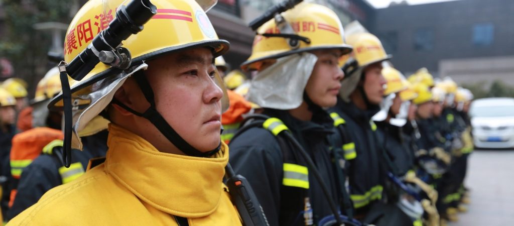 Ηρωική πράξη πυροσβέστη στην Κίνα – Έσωσε αγοράκι που έχει πάρει την κατηφόρα με παιδικό αμαξάκι
