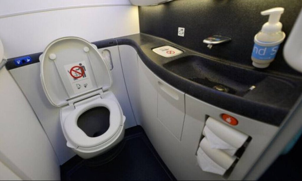 Έχετε αναρωτηθεί τι συμβαίνει όταν τραβάτε καζανάκι στο αεροπλάνο;