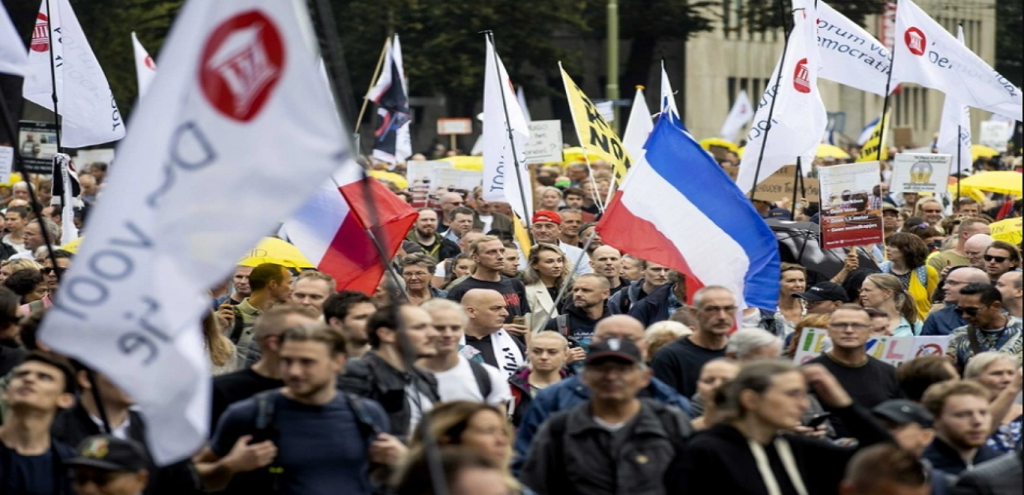 Στους δρόμους εκατοντάδες Ολλανδοί – Λένε «όχι» στα πιστοποιητικά εμβολιασμού στην εστίαση