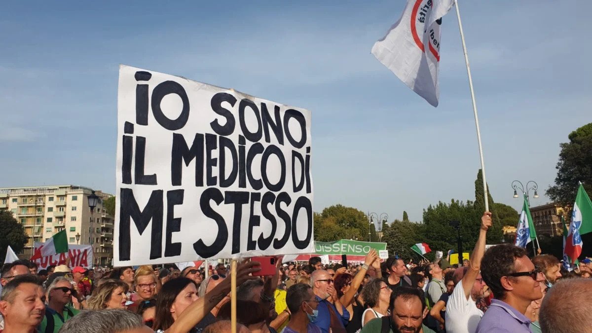 Μεγάλες διαδηλώσεις κατά των αναγκαστικών εμβολιασμών σε Ρώμη και Παρίσι