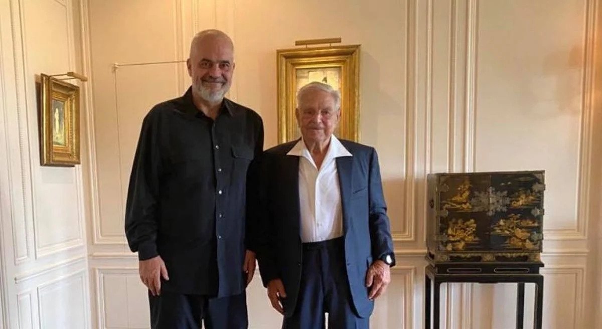 Ε.Ράμα: Ο Αλβανός πρωθυπουργός φωτογραφήθηκε αγκαλιά με τον Τ.Σόρος