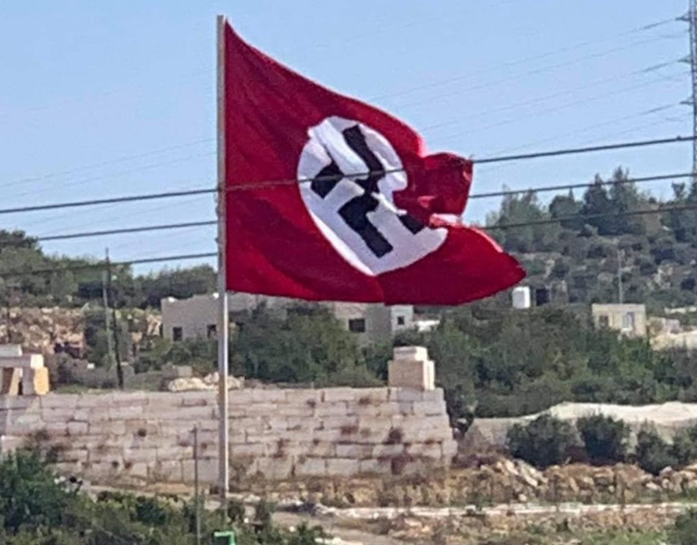Παλαιστίνιοι ύψωσαν  τη ναζιστική σημαία στη Χεβρώνα – Την κατέβασαν με ένα πυροβολισμό οι Ισραηλινοί
