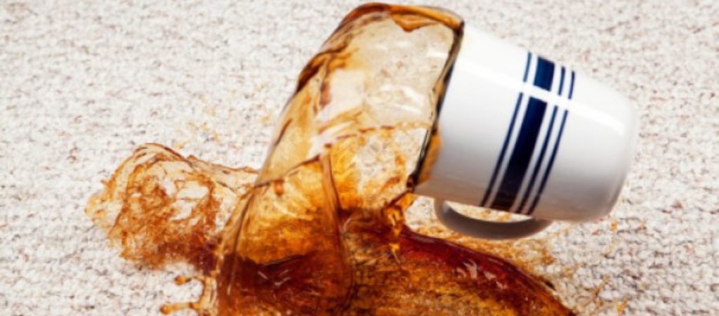Το μυστικό για να αφαιρέσετε τους λεκέδες από καφέ από δύσκολες επιφάνειες