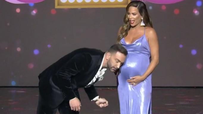 Τα παρασκήνια του J2US αναλαμβάνει η εγκυμονούσα Κ.Στικούδη – «Το μωράκι μου σε χαιρετά Νίκο»