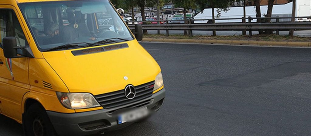 Βάρκιζα – Γυναίκα που εντόπισε το 2χρονο κορίτσι: «Δεν υπήρχε οξυγόνο μέσα στο λεωφορείο»