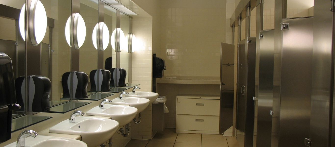 Έχετε αναρωτηθεί ποτέ; – Γιατί οι πόρτες στις δημόσιες τουαλέτες δεν φτάνουν στο πάτωμα; (βίντεο)