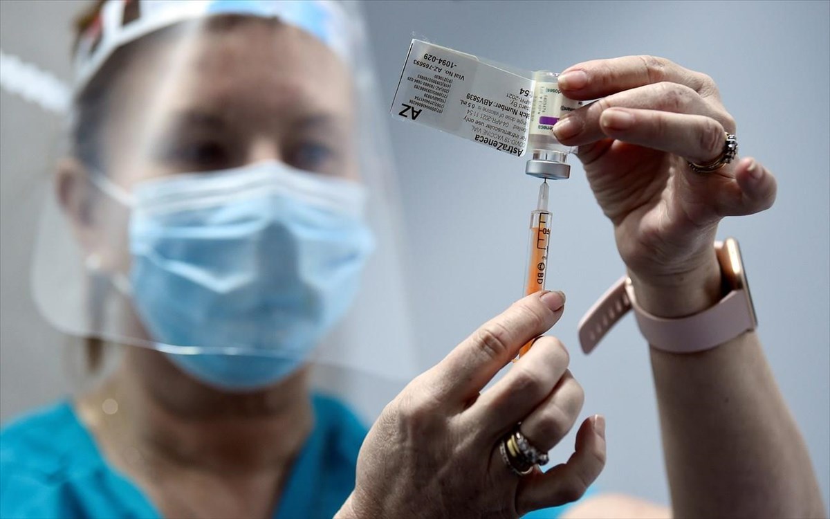 «Βόμβα» στον «αέρα» από γιατρό: «Στην Ελλάδα δηλώνεται το 0,05% των παρενεργειών από τα εμβόλια»