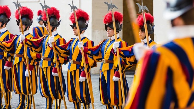 Το γνωρίζατε; – Γιατί η φρουρά του πάπα λέγεται «ελβετική»;