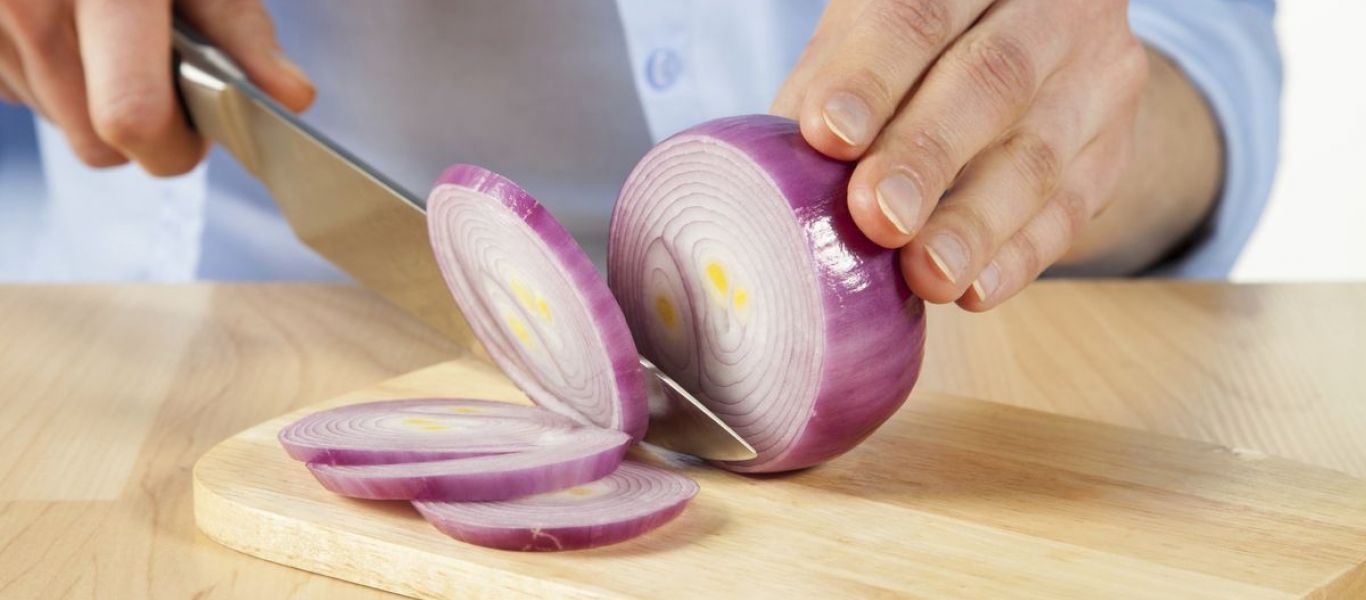 Με αυτόν τον τρόπο θα κόβετε χωρίς… δάκρυα το κρεμμύδι
