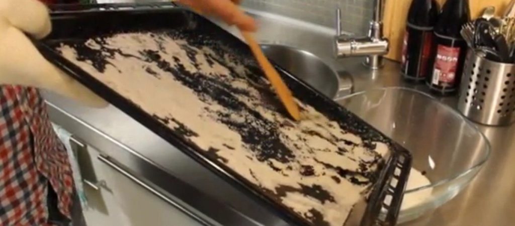 Ο εύκολος τρόπος για να καθαρίσετε το κολλημένο φαγητό από το ταψί