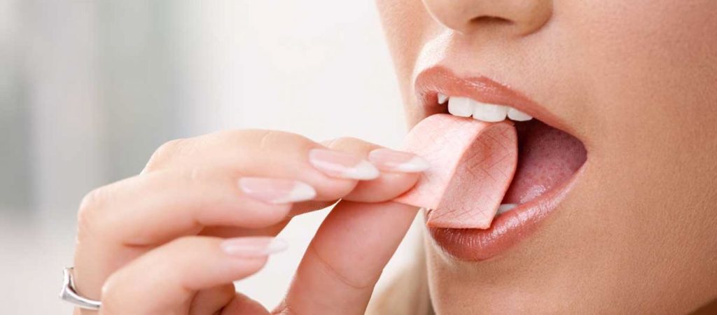 Όλοι το έχουμε πάθει: Γιατί μετά από τσίχλα μέντας νιώθουμε παγωμένο το νερό που πίνουμε;