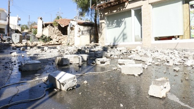 Κρήτη: Επτά άνθρωποι μεταφέρθηκαν με ασθενοφόρα σε δομές υγείας μετά τον σεισμό
