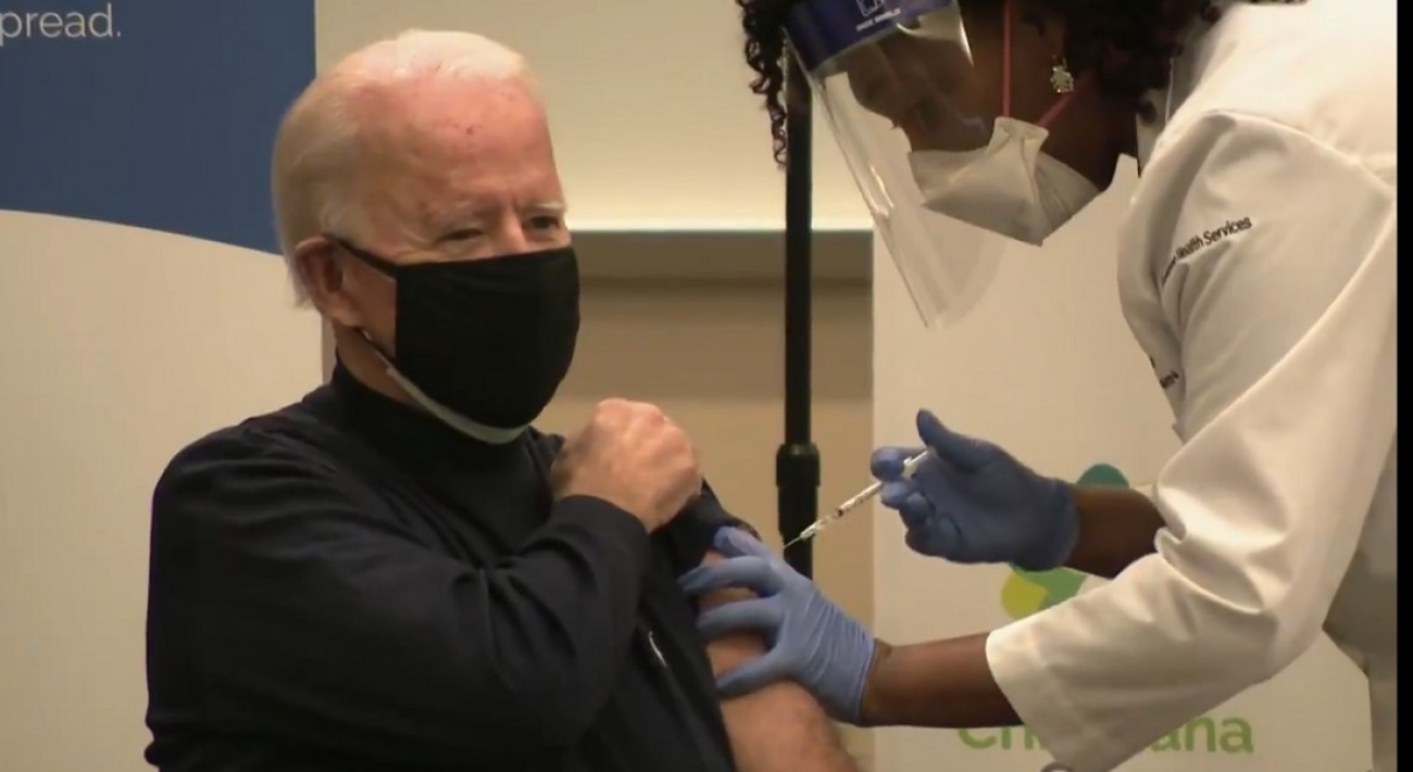 Εμβολιαστική προπαγάνδα on air από τον Αμερικάνο πρόεδρο που «τρυπήθηκε» σε ζωντανή μετάδοση