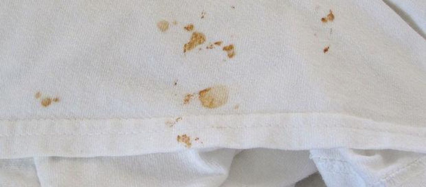 Το κόλπο για να εξαφανίσετε εύκολα τη σκουριά από τα αγαπημένα σας ρούχα