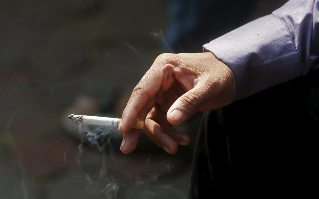 Νέα έρευνα: «Το κάπνισμα είναι πολύ πιθανό να επιδεινώσει τη σοβαρότητα της Covid-19»