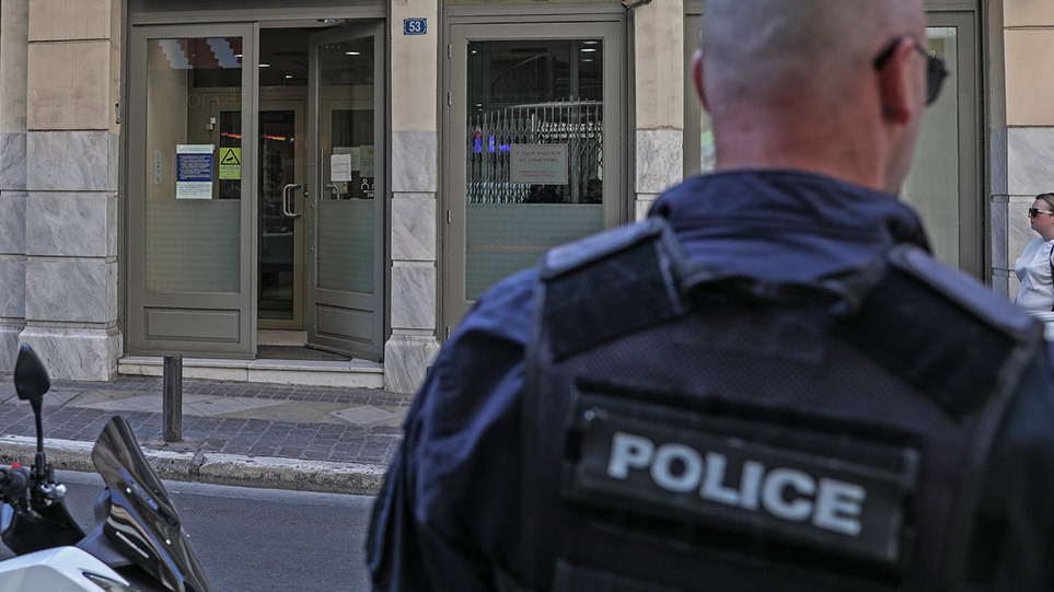 Ληστεία στη Μητροπόλεως: Ο δράστης κυκλοφορούσε πάνοπλος στην Αττική – Ψάχνουν τον συνεργό του