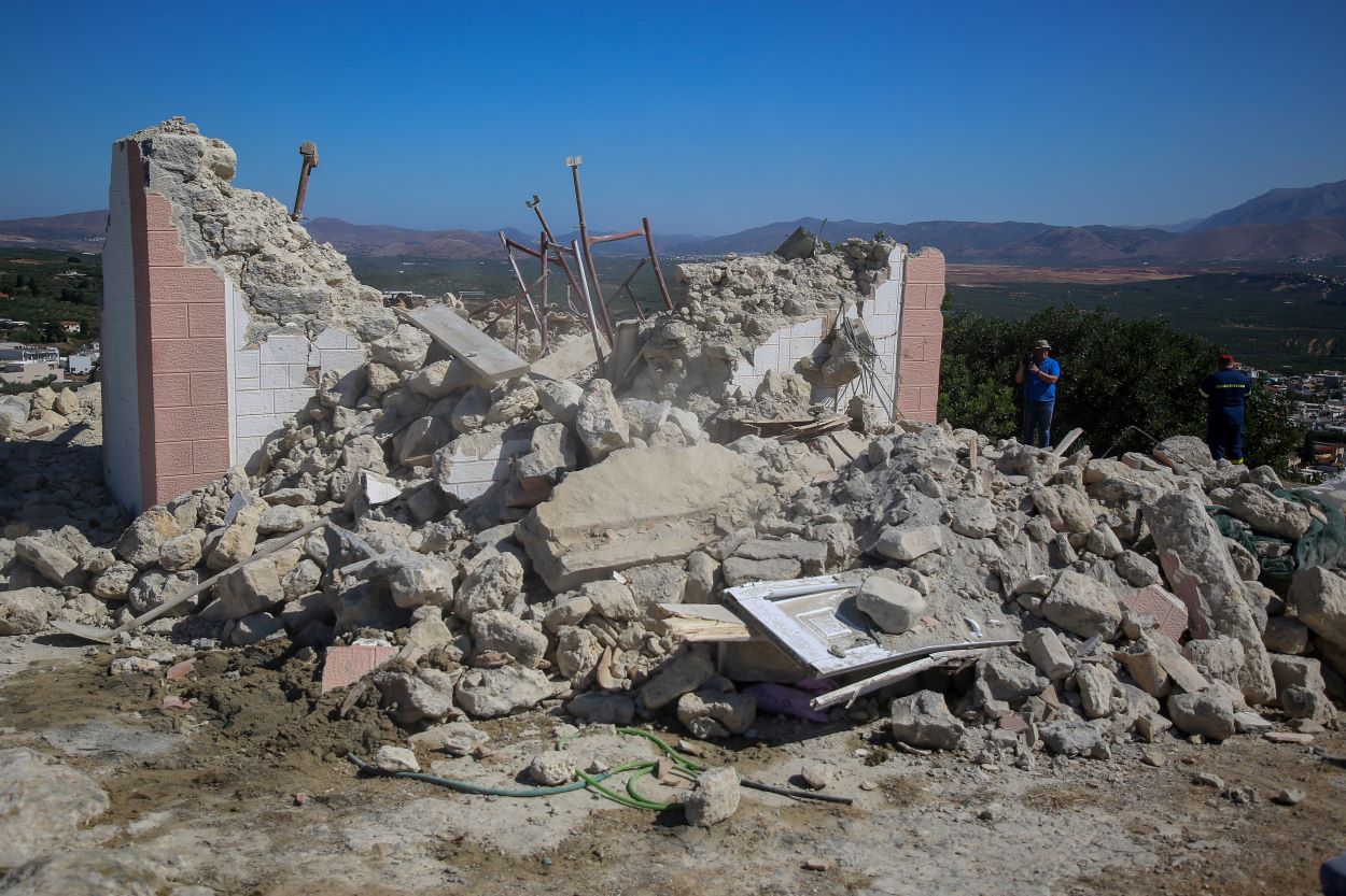 Ομότιμος καθηγητής του ΕΜΠ – Π.Καρύδης για σεισμό στην Κρήτη: «Σαν να βάζεις εκρηκτικά στα θεμέλια των κτιρίων»