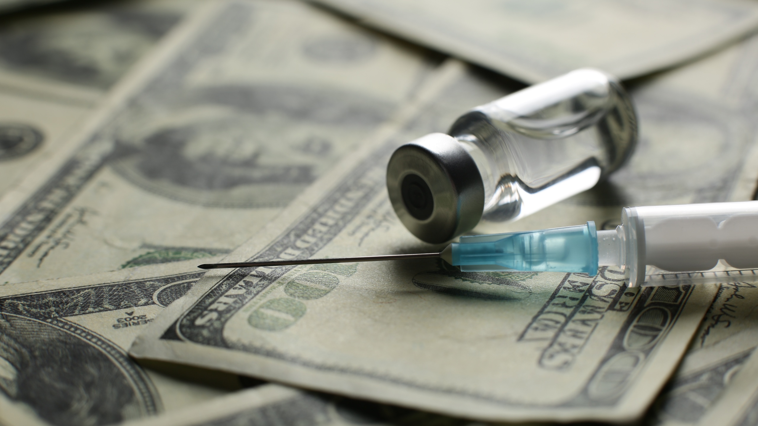 Πακτωλός χρημάτων για τις Big-Pharma: Πολλά δισ. τα κέρδη των Pfizer-Moderna από τις τρίτες δόσεις