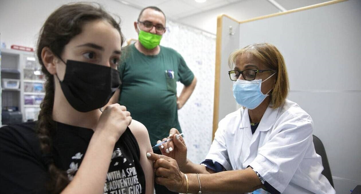Η κυβέρνηση θέλει να «ξεστοκάρει» 27,5 εκατ. εμβόλια και βάζει στο «στόχαστρο» τους εφήβους