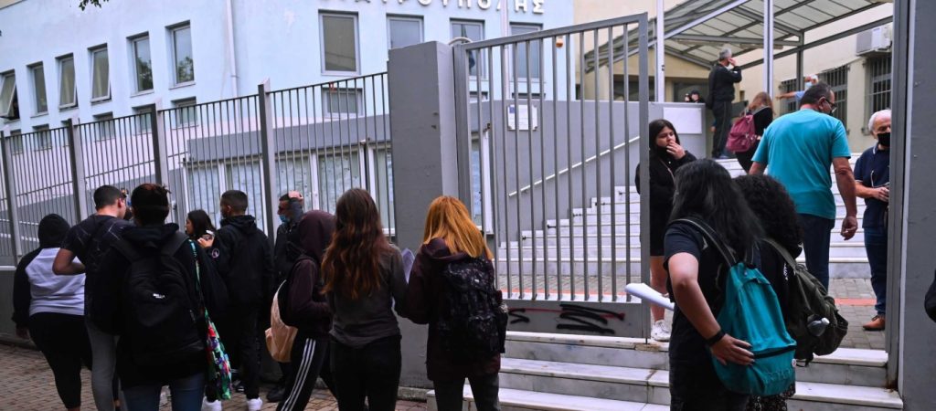 ΕΠΑΛ Σταυρούπολης: Με την καθοδήγηση της διεύθυνσης «αλώνιζαν» οι κουκουλοφόροι (βίντεο)