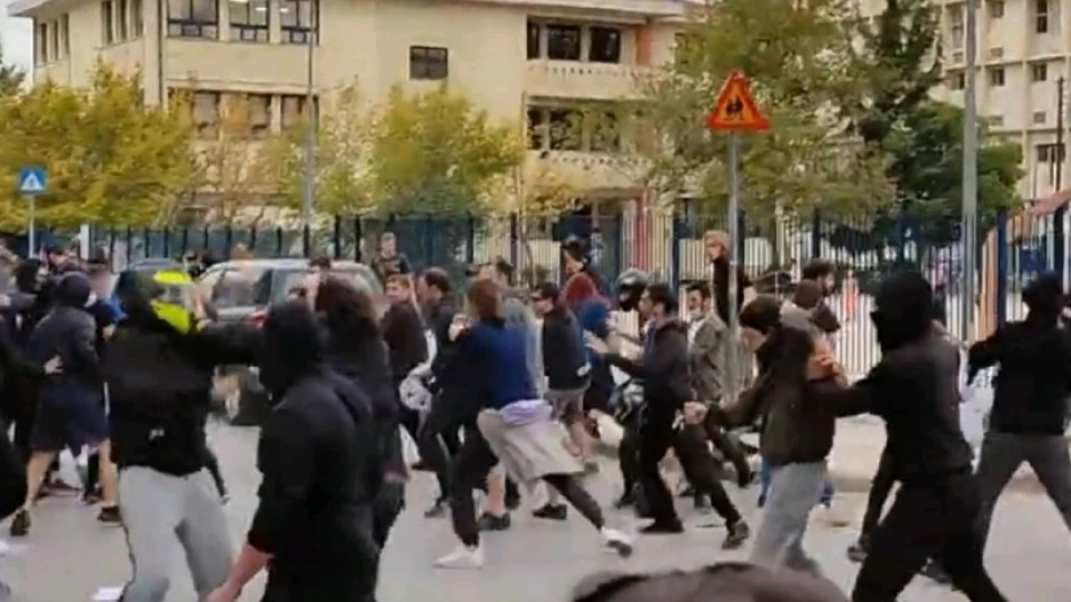 Επίθεση αριστερών σε σχολεία της Θεσσαλονίκης – Ξυλοκοπήθηκαν ανηλεώς από τους μαθητές (βίντεο)