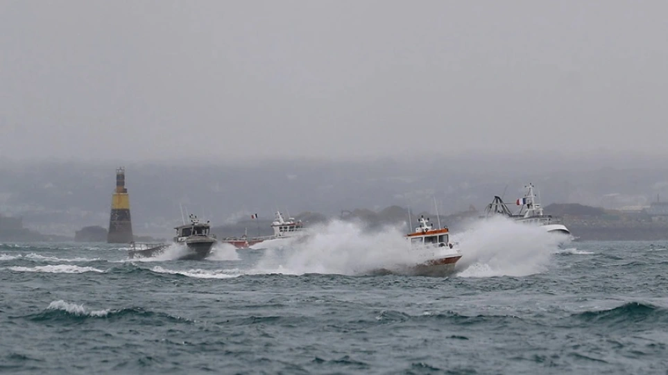 Συνεχίζεται η γαλλοβρετανική «ναυμαχία» στη Μάγχη: Το Παρίσι μιλά για «ομηρεία» ψαράδων από το Λονδίνο