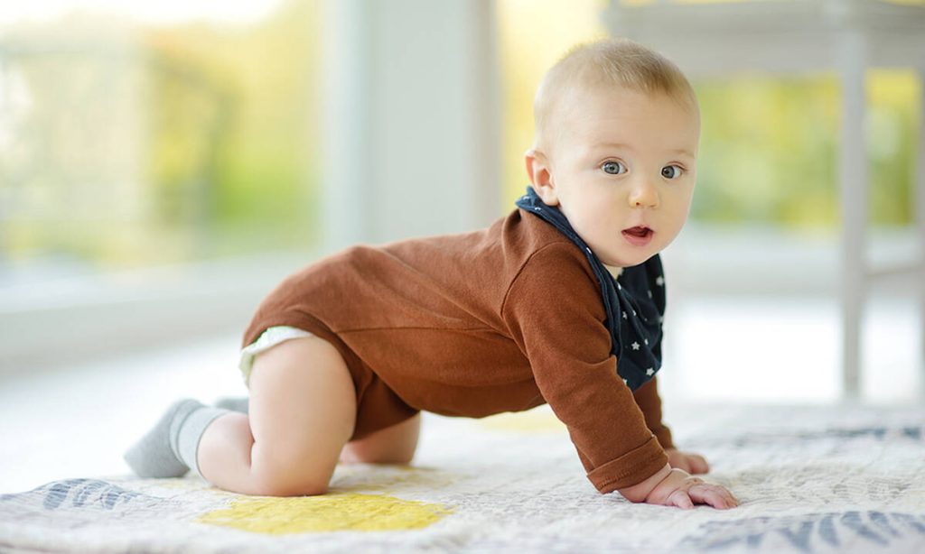 Ελασσόνα: Άτακτος μπόμπιρας 10 μηνών βρέθηκε να… μπουσουλάει μετά τα μεσάνυχτα σε κεντρικό δρόμο