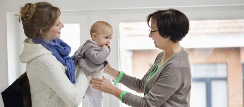 «Νταντάδες της Γειτονιάς»: Πότε ξεκινά το πρόγραμμα – Ποιοι οι δικαιούχοι & πως θα δοθεί η επιταγή