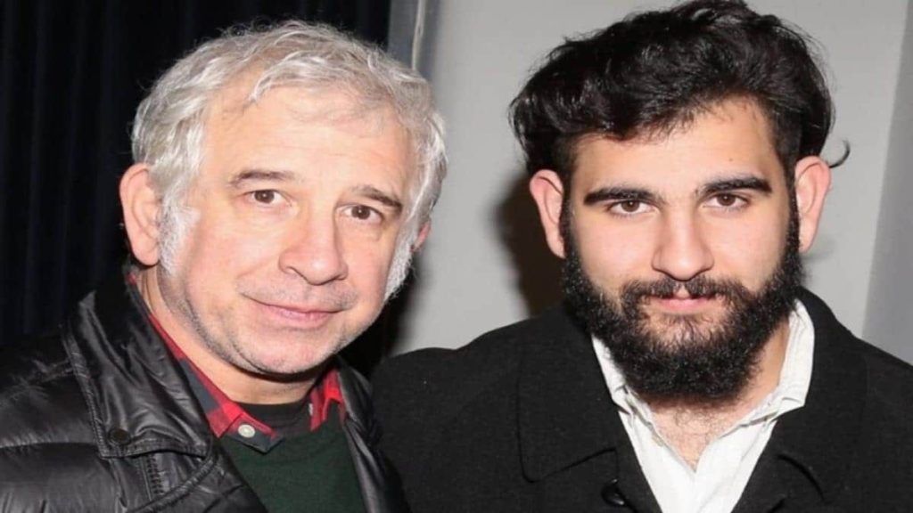 Πέτρος Φιλιππίδης: Με χειροπέδες σε τηλεοπτική σειρά και ο γιος του Δημήτρης (φωτό)