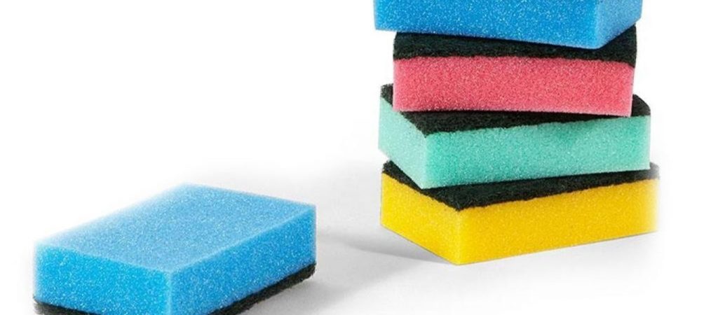 Έχετε αναρωτηθεί γιατί έχουν διαφορετικά χρώματα τα σφουγγαράκια κουζίνας; – Κι όμως υπάρχει λόγος!