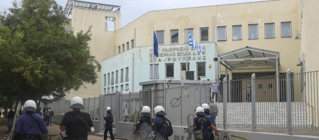 Νέα επεισόδια στο ΕΠΑΛ Σταυρούπολης – Χημικά και πετροπόλεμος