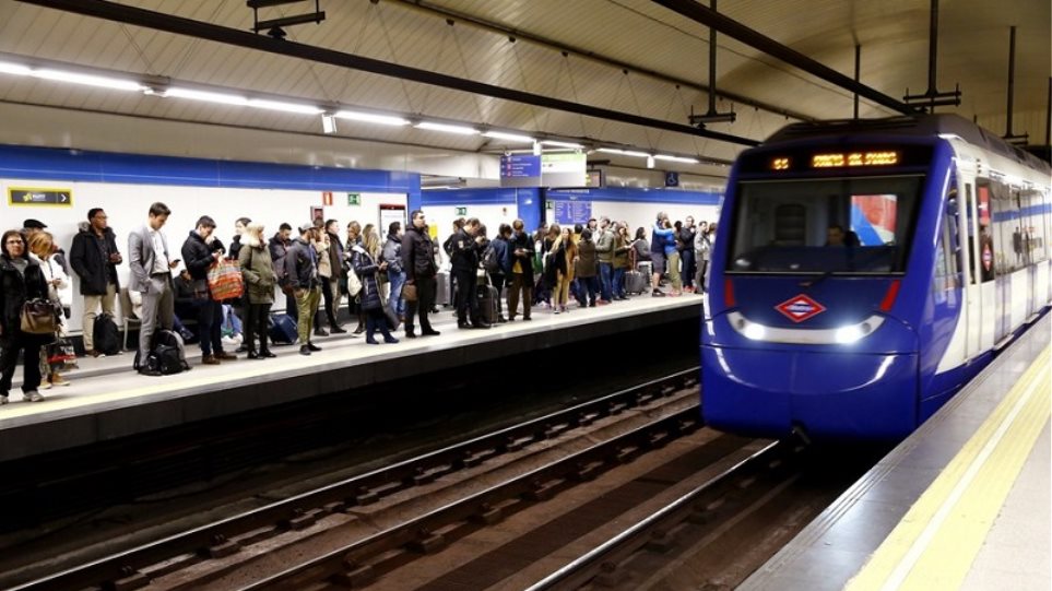 Η χώρα που απαγόρευσε αυτή την ενοχλητική ανδρική συνήθεια στο μετρό