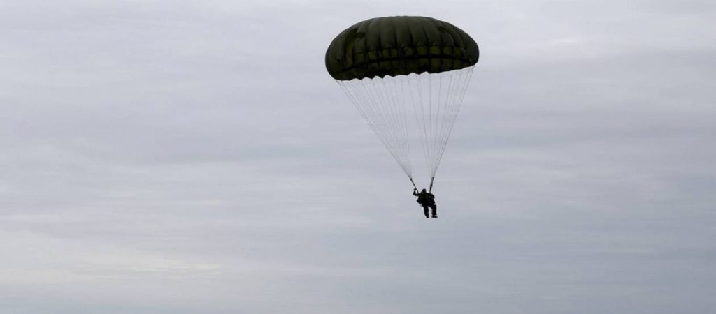Αλεξιπτωτιστές μπλέχτηκαν… στον αέρα και προσγειώθηκαν αγκαλιασμένοι στο έδαφος! (βίντεο)