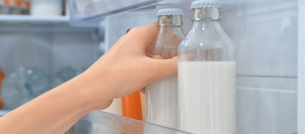 Προσοχή! Γιατί δεν πρέπει να βάζετε το γάλα στην πόρτα του ψυγείου!