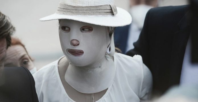 Επίθεση με βιτριόλι: Έφτασε στο δικαστήριο η Ιωάννα – Τι αναμένεται να περιγράψει στο δικαστήριο (φωτο)