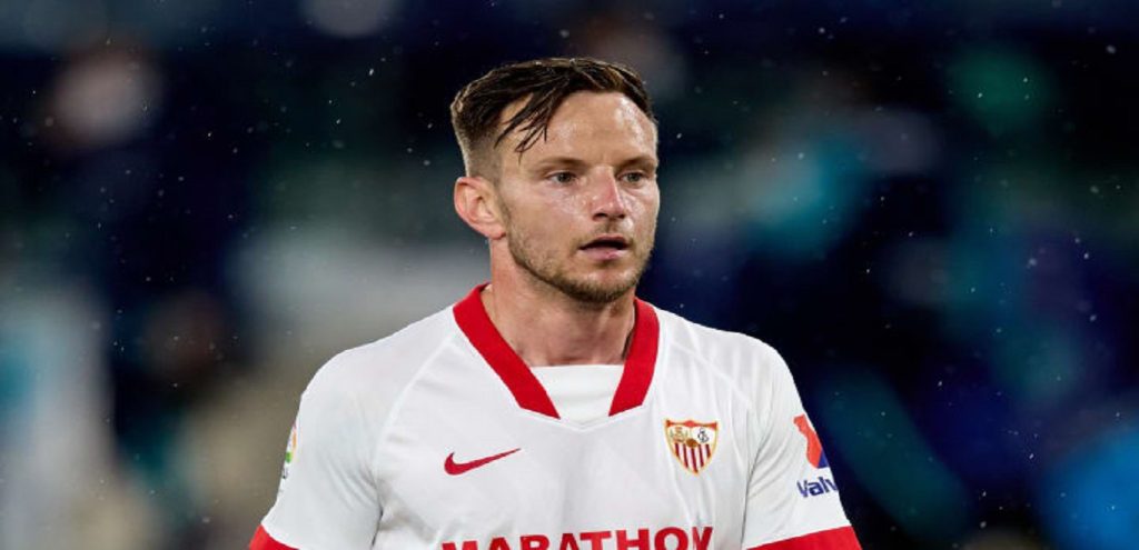 Ο Ιβάν Ράκιτιτς δέχθηκε μπύρα στο κεφάλι ενώ έδινε συνέντευξη (βίντεο)