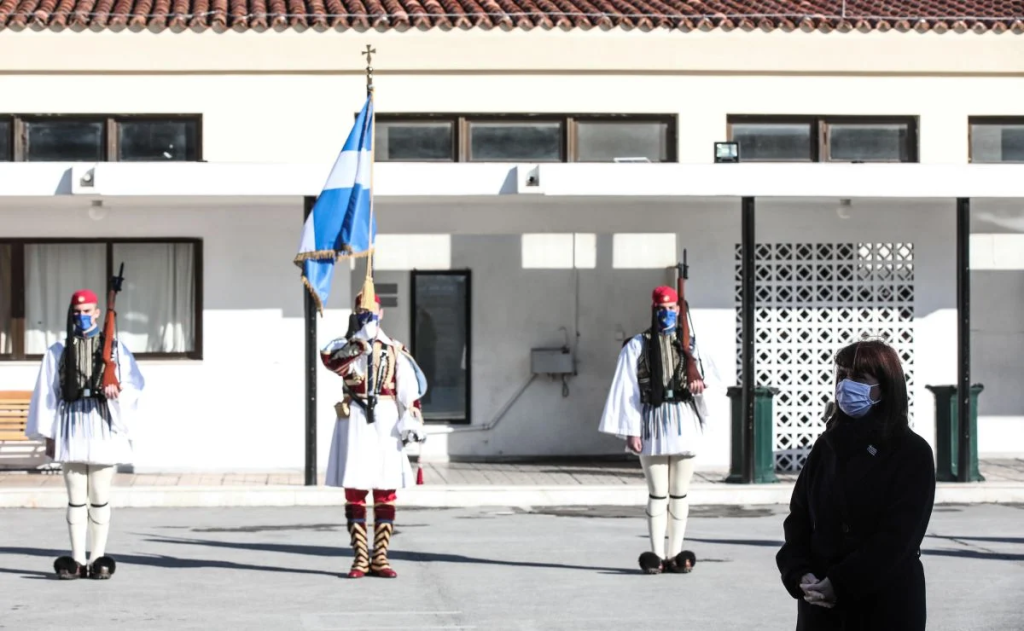 Και τα τσαρούχια των Ευζώνων φαίνεται να ενοχλούν την Κ.Σακελλαροπούλου – Η νέα εντολή