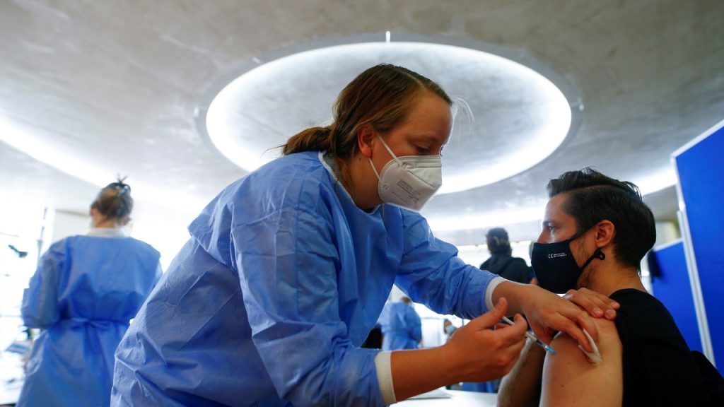 Νέα Υόρκη: Επιβάλει τον υποχρεωτικό εμβολιασμό των υγειονομικών και των εκπαιδευτικών