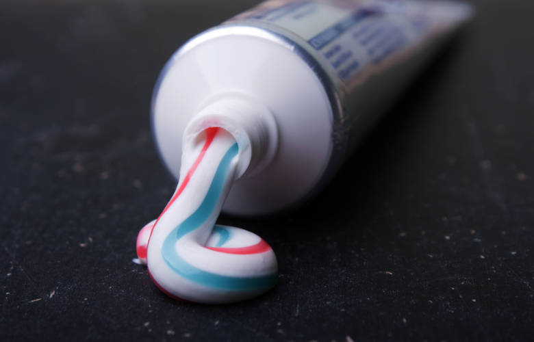 Έχετε αναρωτηθεί; – Τι σημαίνουν αυτές οι χρωματιστές γραμμές στα σωληνάρια οδοντόκρεμας; (φωτο)