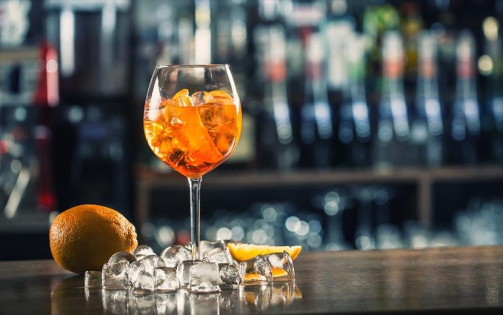 Τρεις βουλευτίνες της ΝΔ εξαντλούνται… πολιτικά σε μπαρ και κομμωτήρια