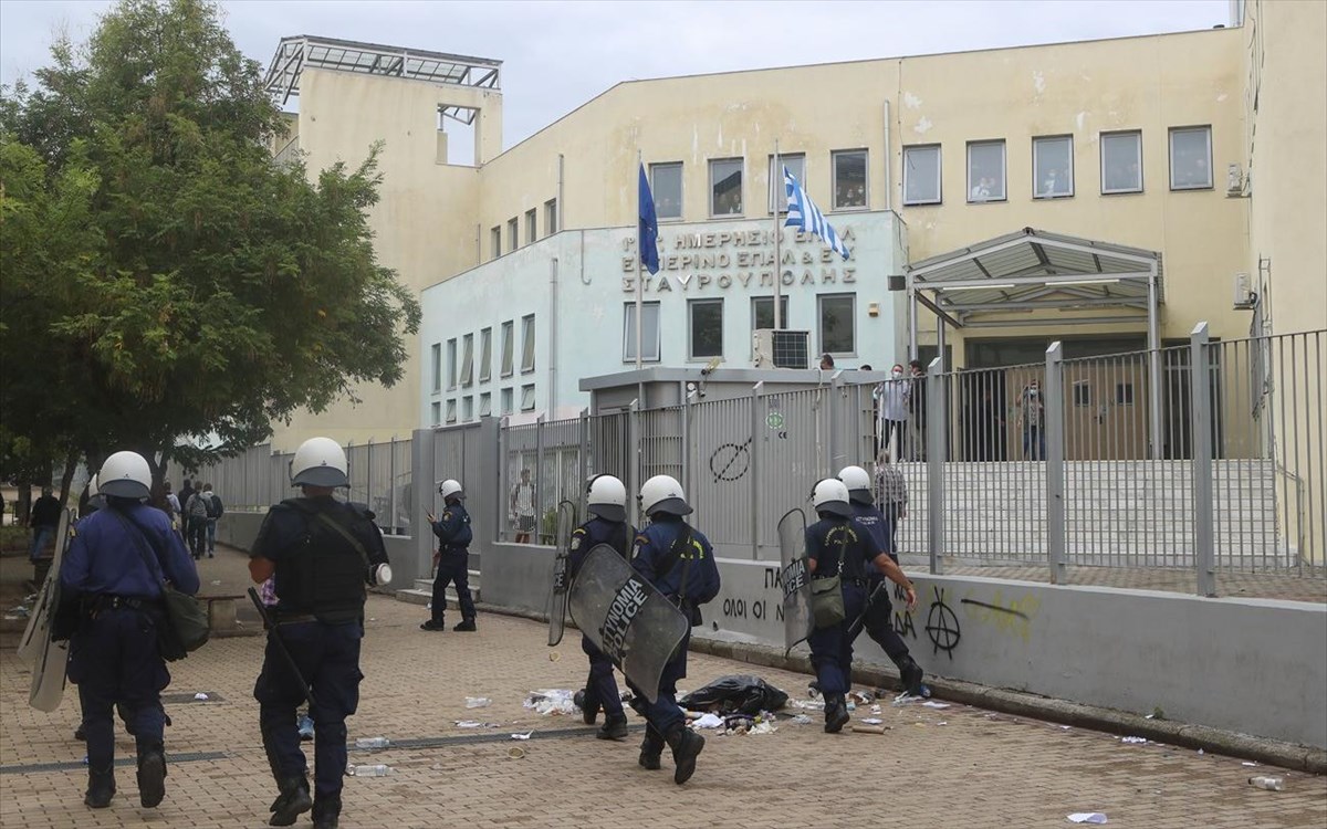 Θεσσαλονίκη: Κυβερνητικές δυνάμεις εμπόδισαν γονείς να υπερασπίσουν τα παιδιά τους από τους ροπαλοφόρους της αριστεράς