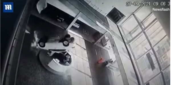 Αμάξι σε έκθεση αυτοκινήτου πέφτει από τον 2ο όροφο και καταπλακώνει τη ρεσεψιονίστ (βίντεο)