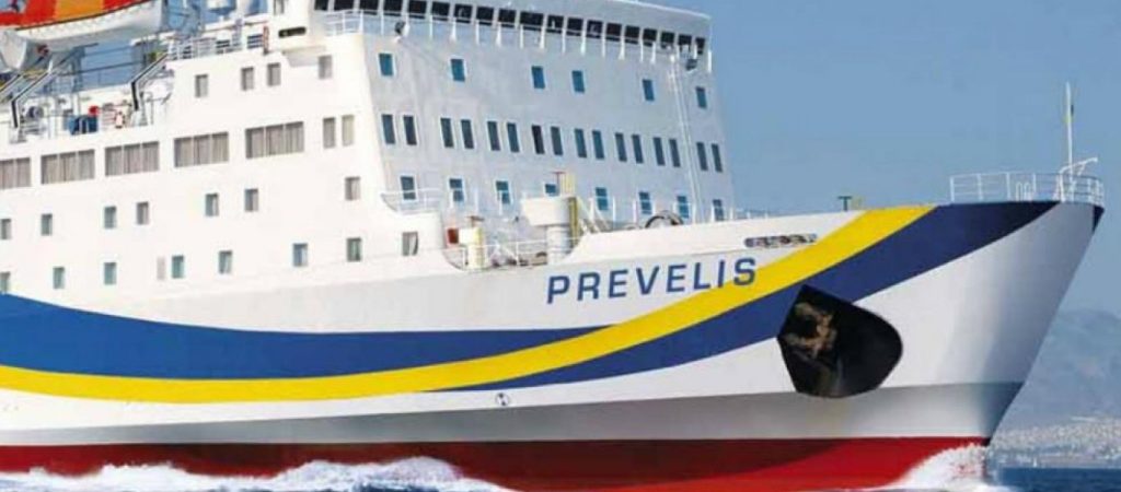 Στο λιμάνι της Θήρας προσέκρουσε το πλοίο «Πρέβελης» – Απαγορεύτηκε ο απόπλους του