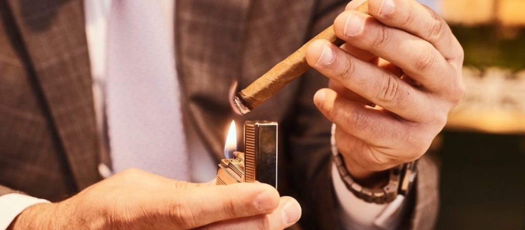 Τα μυστικά για τους cigar aficionado – Πώς να απολαύσετε το κάπνισμα ενός πούρου