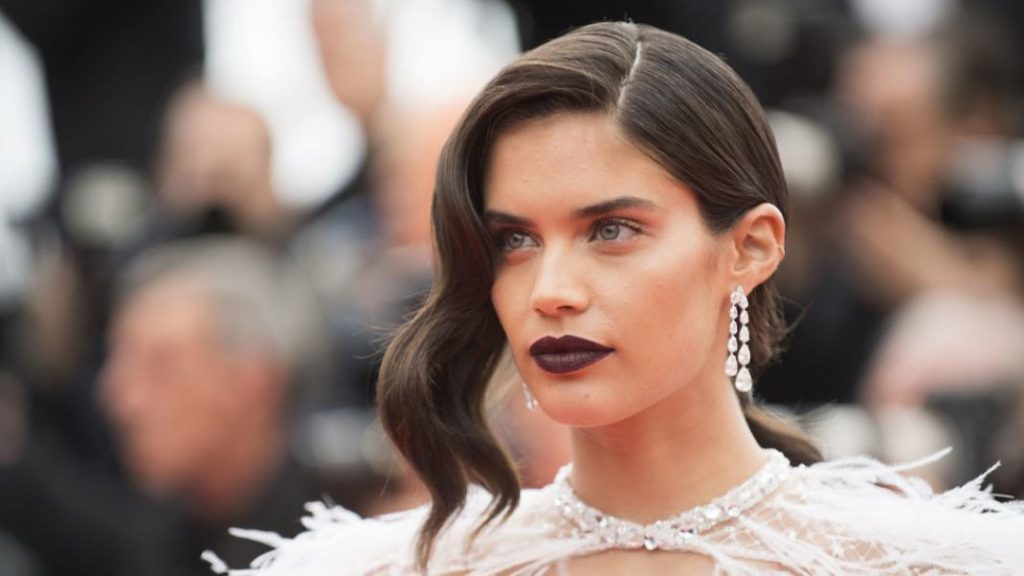 Η Σάρα Σαμπάιο ποζάρει με προκλητικό ντύσιμο και «αυτοτρολάρεται» (φωτο)