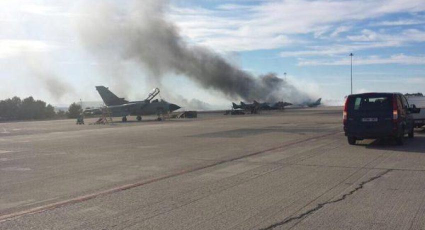 Υπό έλεγχο η φωτιά στο αεροδρόμιο Αράξου – Παραμένουν στο σημείο οι δυνάμεις πυρόσβεσης (upd)
