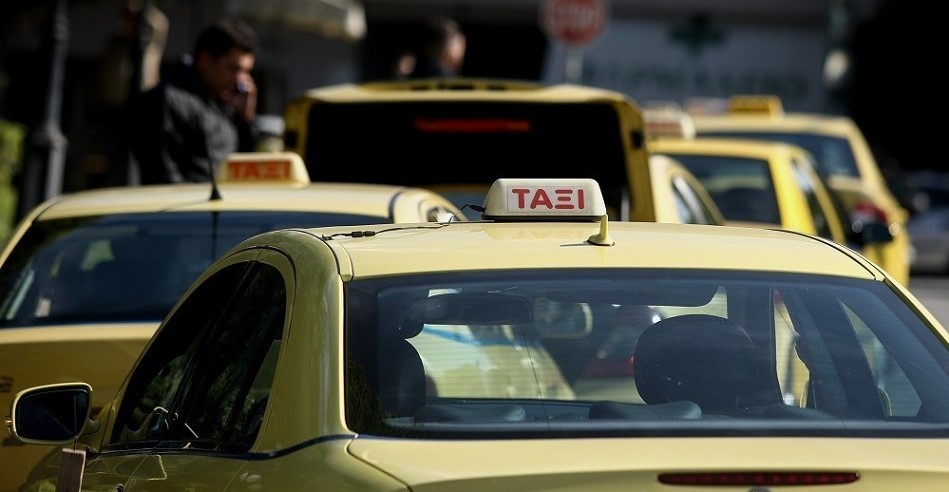 Καταγγελία 64χρονης: Οδηγός ταξί ζήτησε 35 ευρώ για διαδρομή 5 λεπτών – Της κλείδωσε τις βαλίτσες για να του τα δώσει