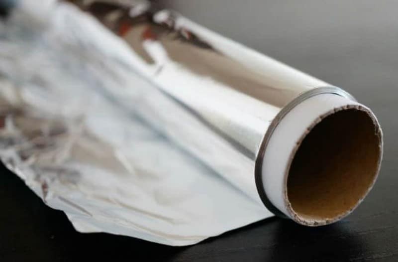 Αυτός είναι ο λόγος που δεν πρέπει να σκεπάζουμε με αλουμινόχαρτο το φαγητό που περίσσεψε