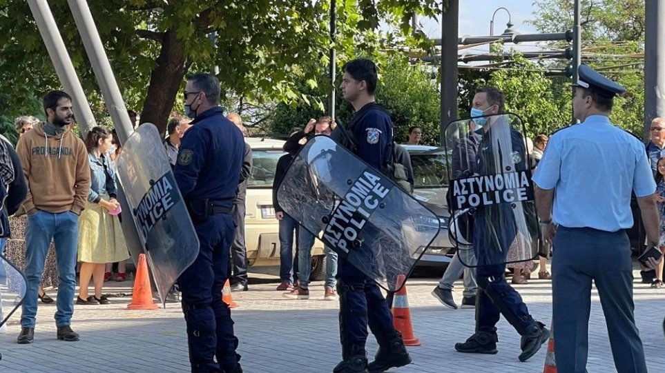 Λάρισα: Συγκέντρωση έξω από εκκλησία – Πολίτες διαμαρτύρονται για τους εμβολιασμούς